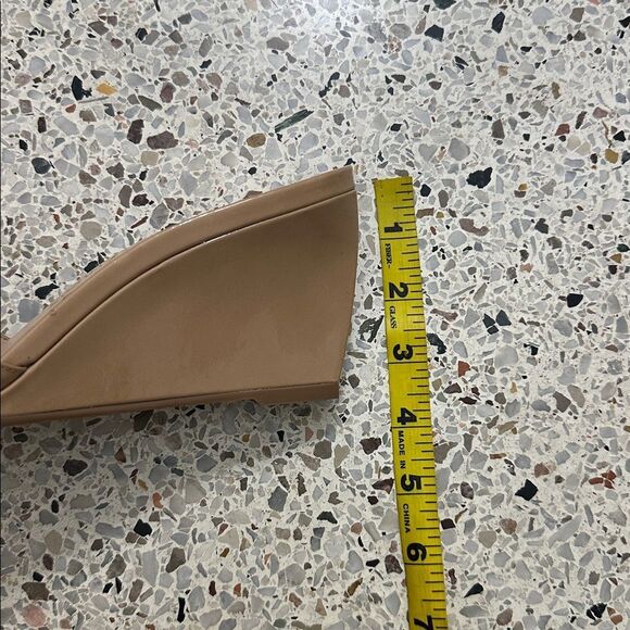 Stuart Weitzman tan nude patent leather wedge sandal 9.5 - Picture 2 of 6